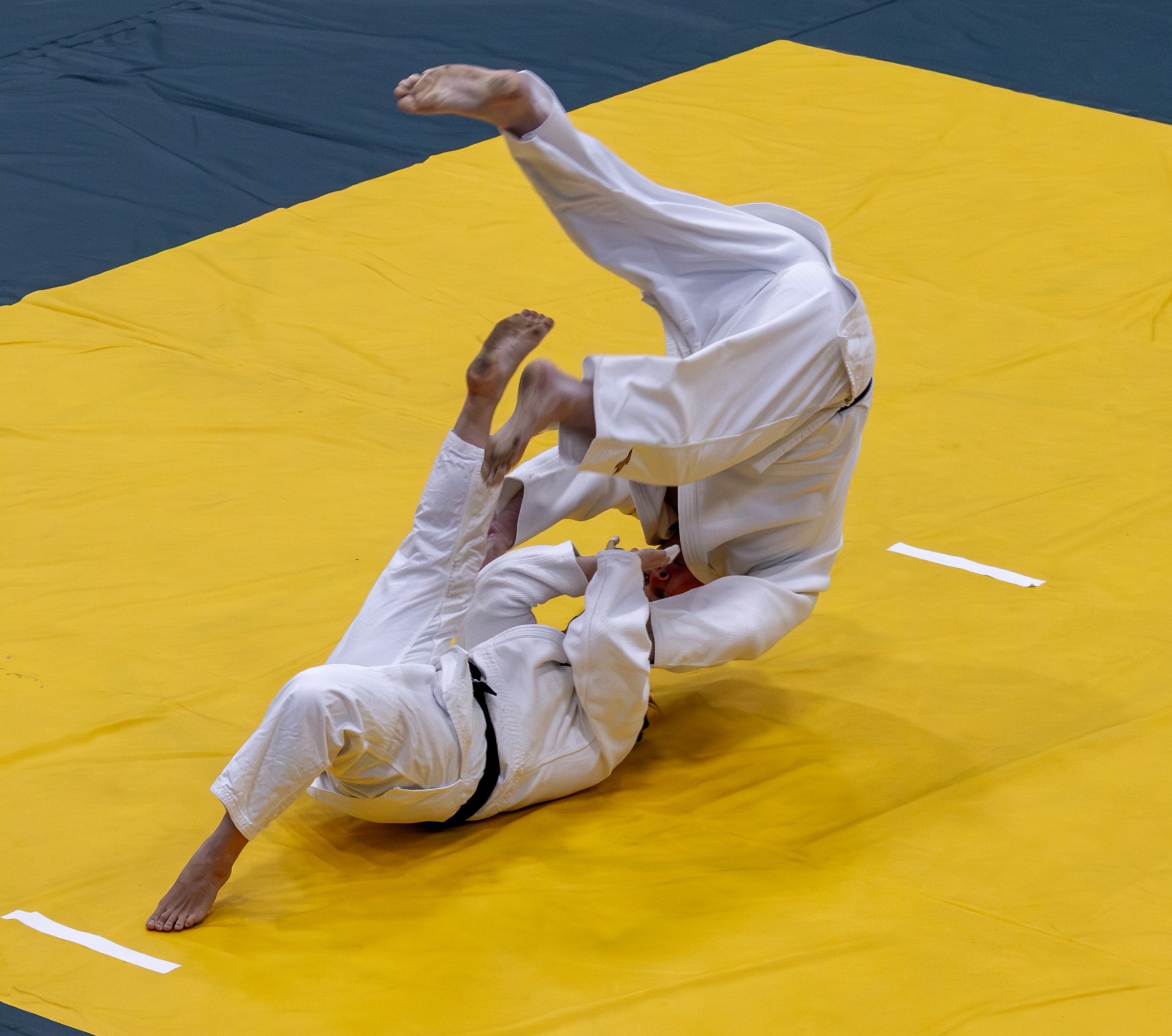 Two judoka practicing a sacrifice throw
